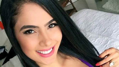 Juliana Bonde passando creme na muito gostosa